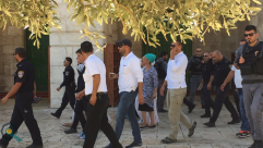 بالصور: الاحتلال يضيق على المصلين دخول الأقصى ويحمي المقتحمين